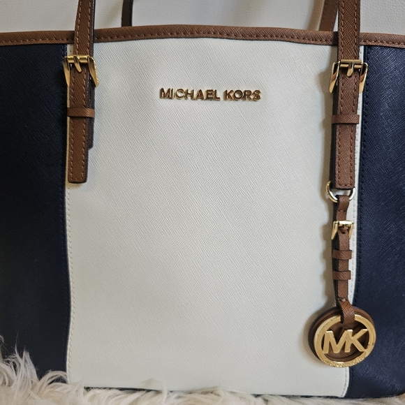 Michael Kors Saffiano Jet Set Summer Tote - Picture 3 of 15